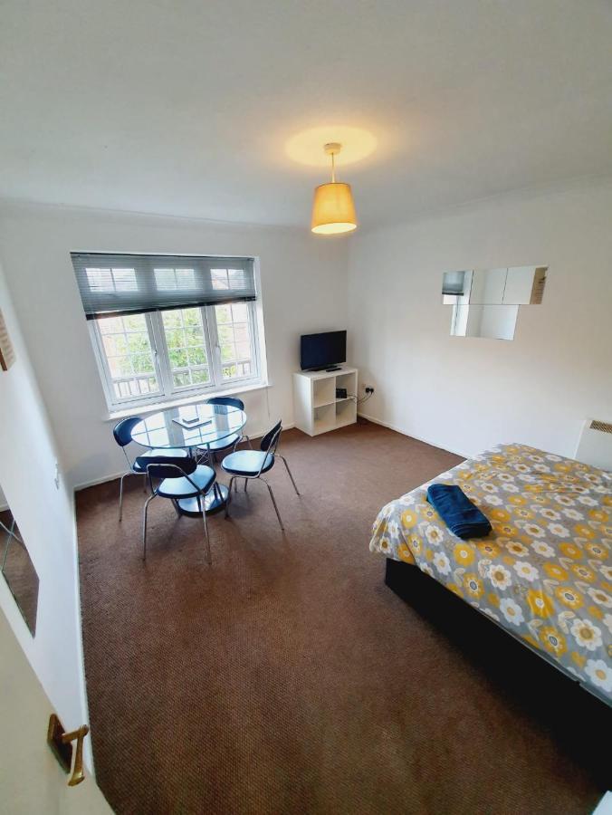 2 Bedroom Rayleigh Apartment Extérieur photo
