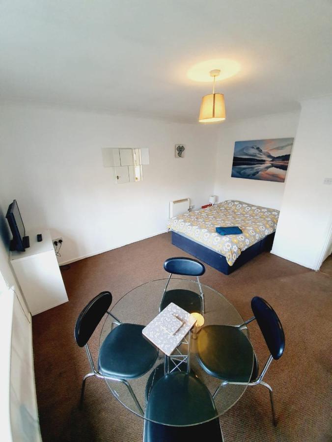 2 Bedroom Rayleigh Apartment Extérieur photo