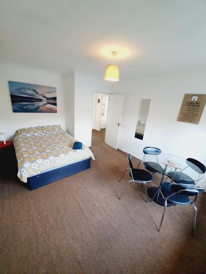 2 Bedroom Rayleigh Apartment Extérieur photo